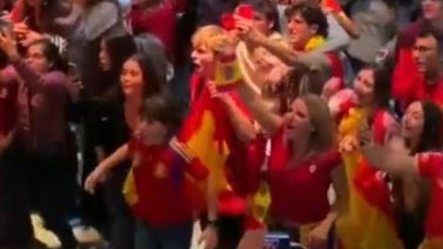 Barcelona anima los partidos de España con  una peculiar versión de &#039;Quédate&#039;