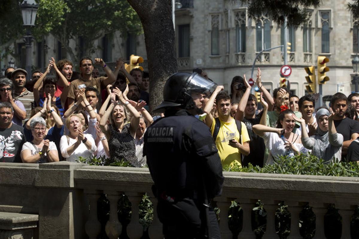 El desalojo de plaça Catalunya, visto por Albert Bertran.