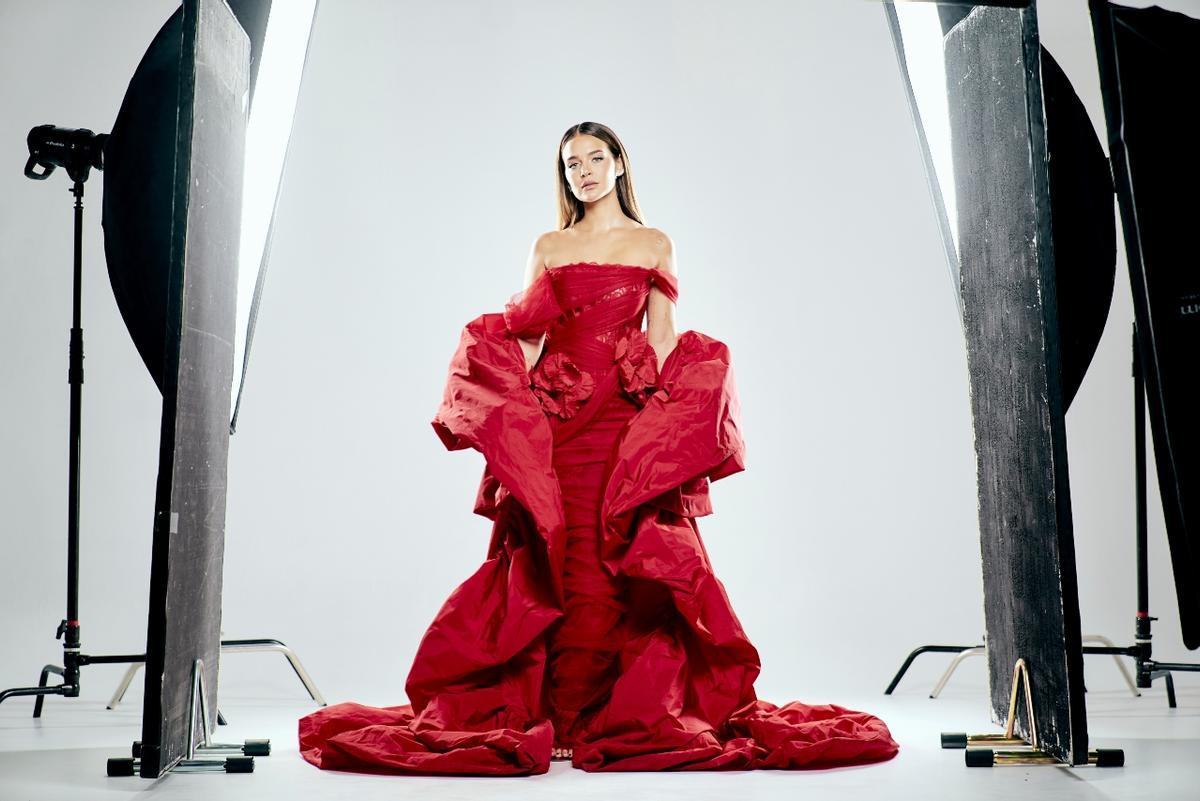 Escanes, mostrando su modelo rojo de alta costura de Yolancris.