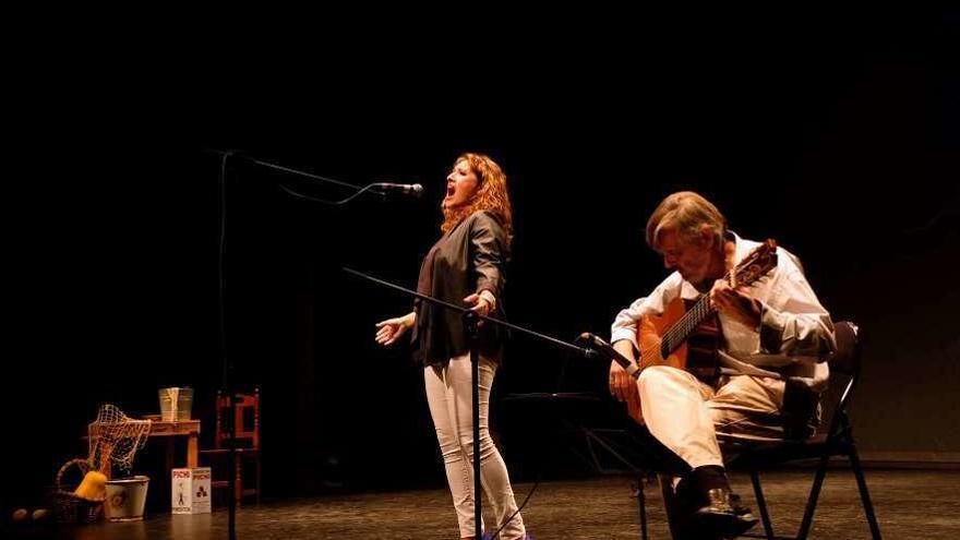 Actuación de Anabel Santiago, ayer, en el festival Seronda, donde se premió al Muséu del Pueblu d&#039;Asturies.