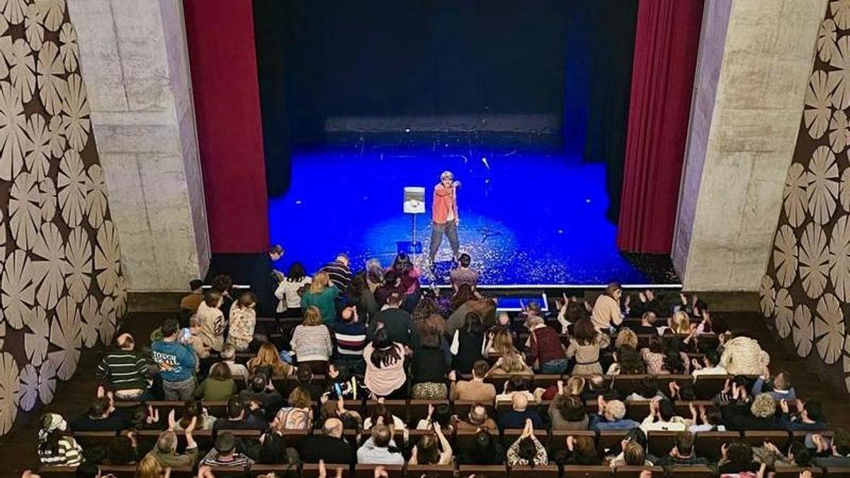 Actuación del monólogo de Salva Reina, en el Teatro del Mercado de Navalmoral.
