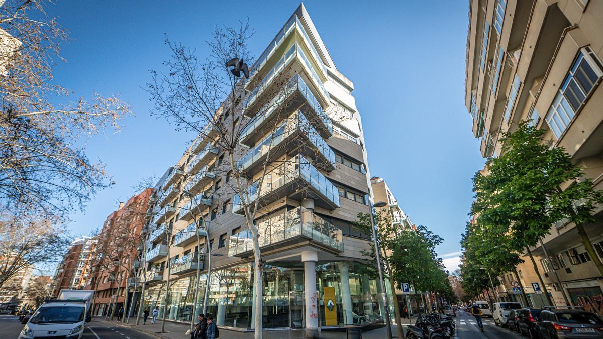 Bloques de pisos en la esquina de las calles Marquès de Sentmenat y Guitard de Barcelona, construidos por FBEX y que serán inspeccionados por un arquitecto