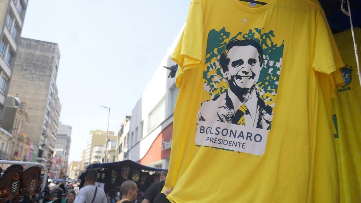 Camisetas amarillas con la imagen del expresidente brasileño, Jair Bolsonaro.