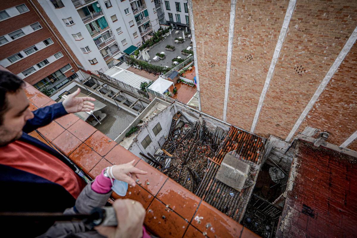 Los escombros de la casa en ruinas y con el techo hundido en el número 10 de la calle Piquer, en el barrio del Poble-sec, en Barcelona.