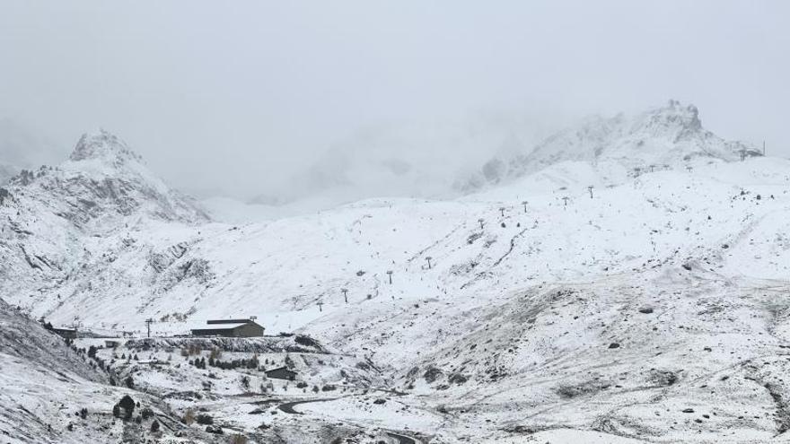 La nieve viste de blanco las estaciones de Pirineo a las puertas de la temporada