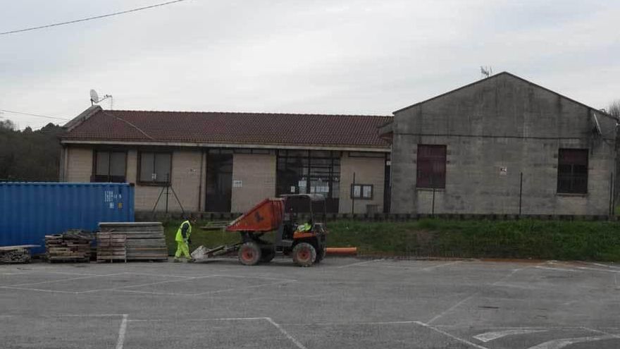 Las antiguas escuelas de Tamón, donde se creará el complejo.