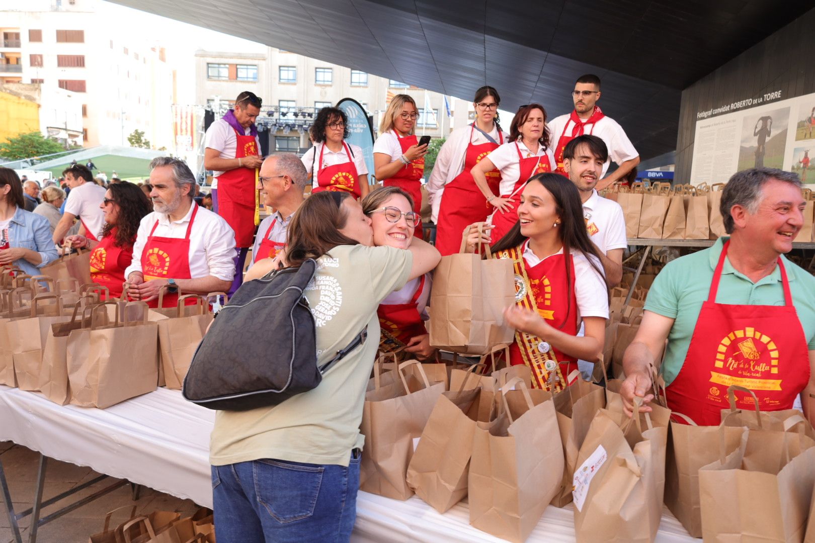 FOTOGALERÍA I Las imágenes de la Nit de la Xulla y del encuentro de elaboración de allioli de las fiestas de Vila-real
