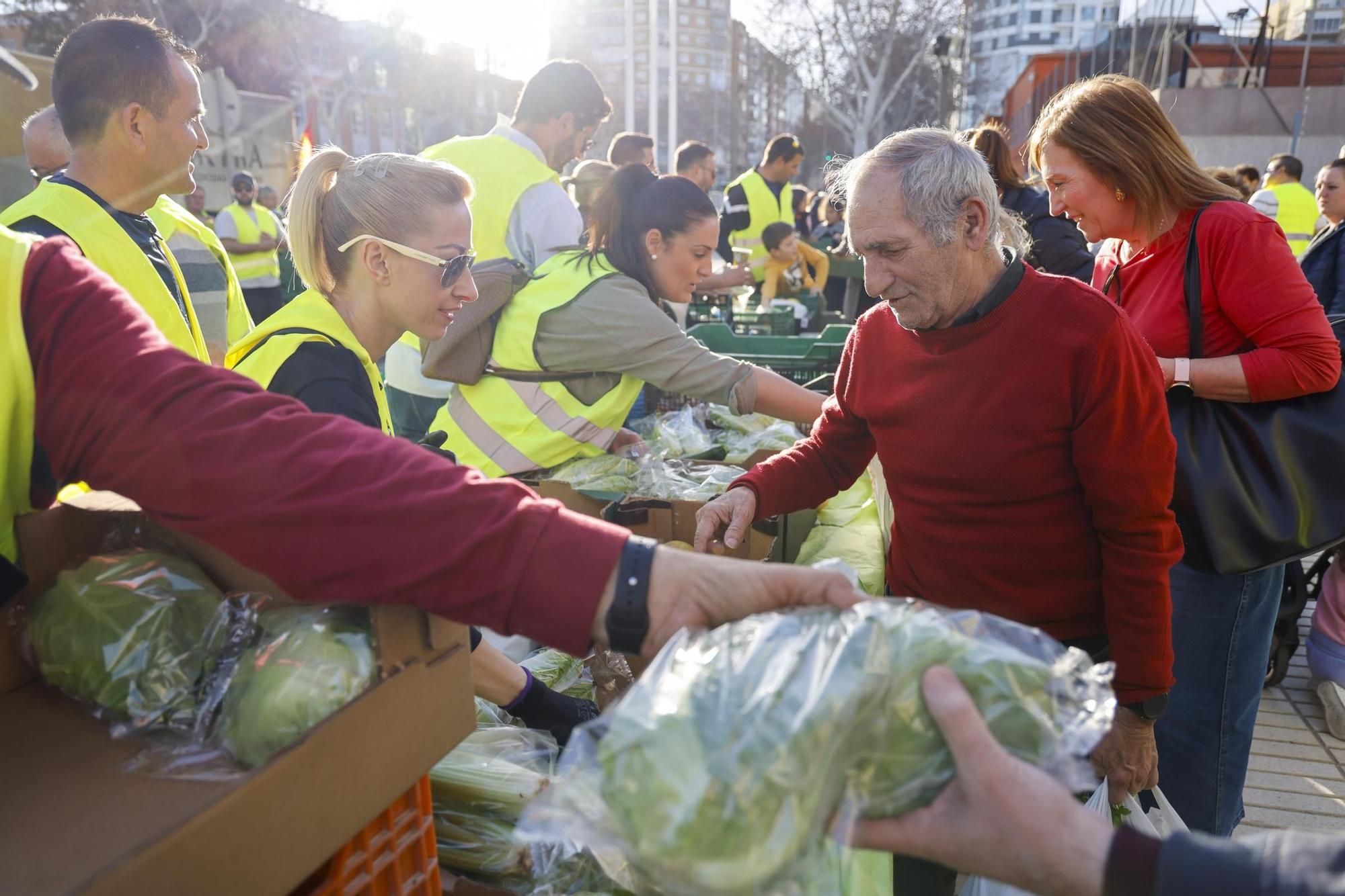 Las imágenes del plante de los agricultores frente a la Asamblea, donde han repartido frutas y hortalizas