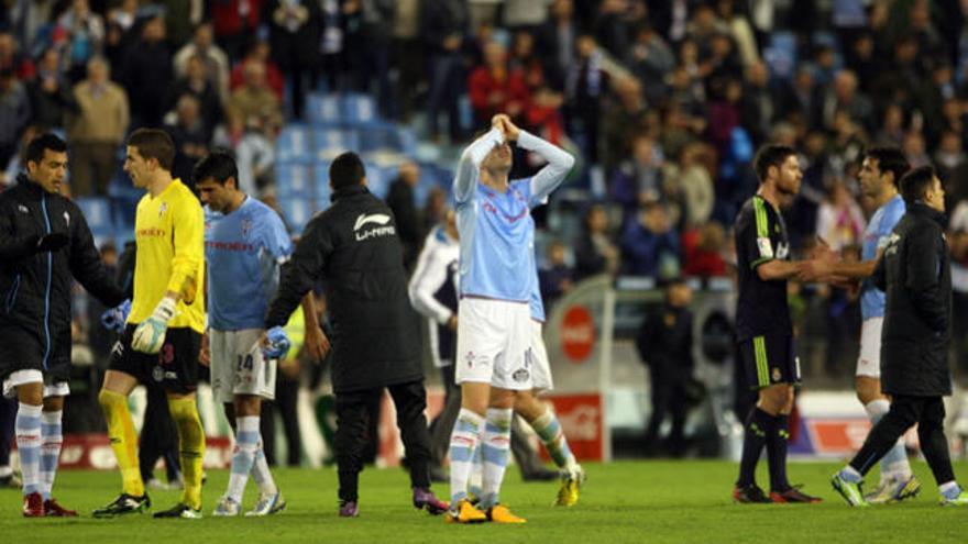 Iago Aspas se lamenta de la derrota tras haber saludado a la afición desde el centro del campo