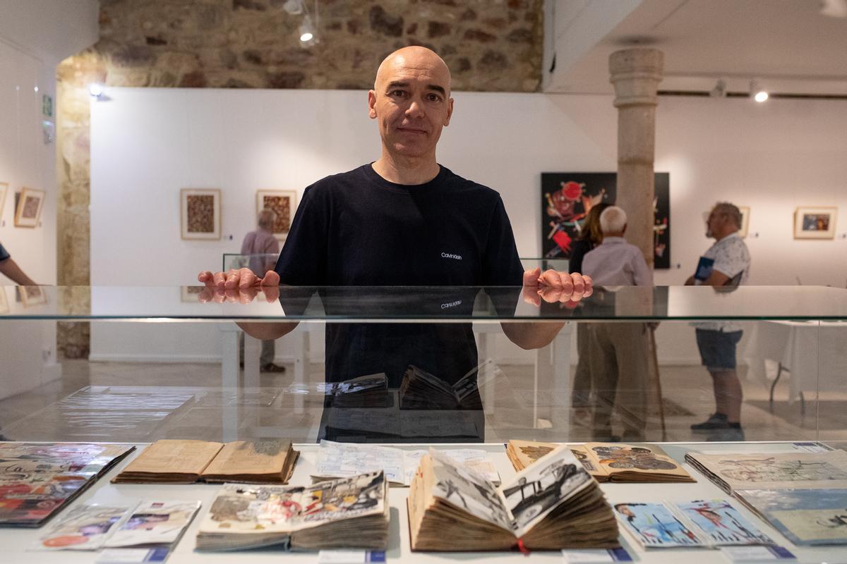 Jesús Aguado muestra una vitrina de su exposición.