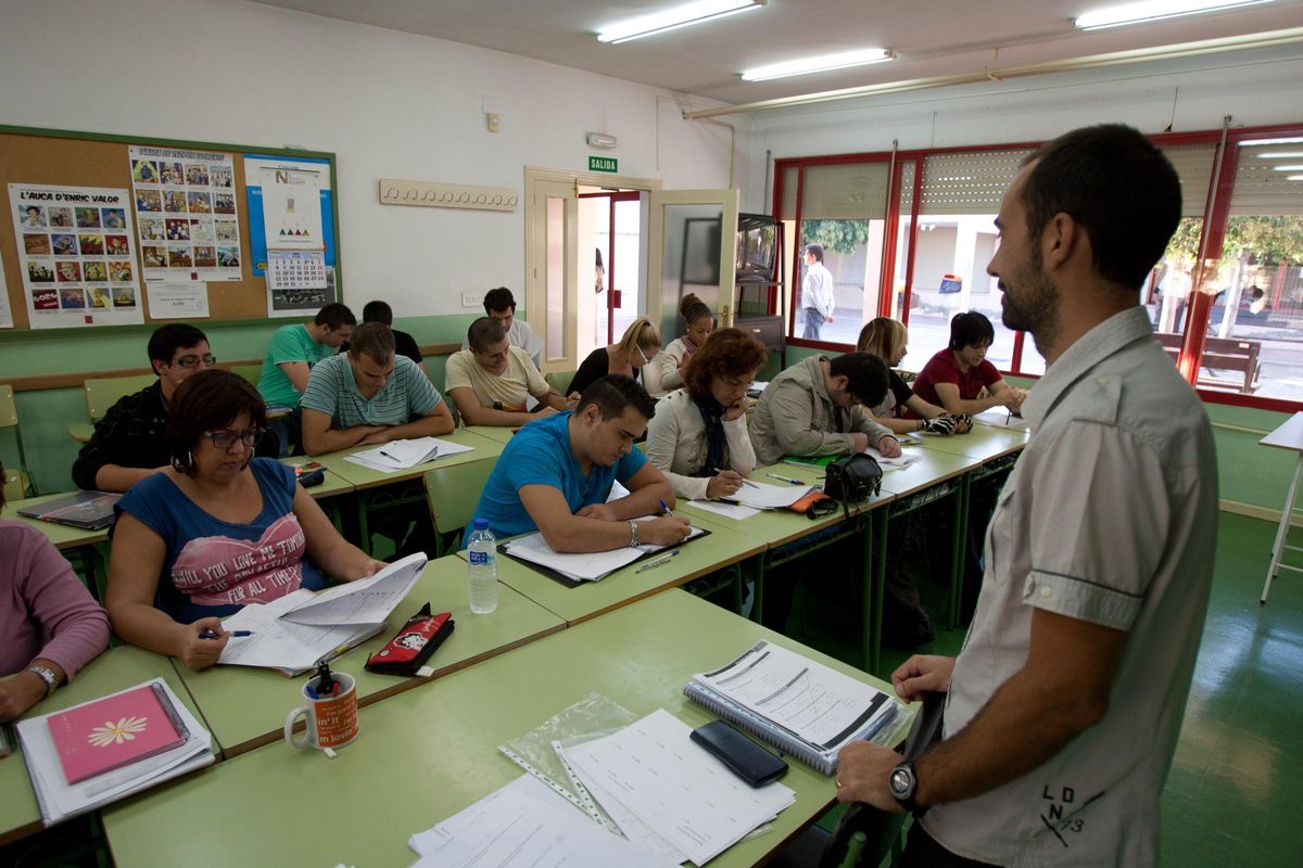 Una escuela de adultos, en imagen de archivo