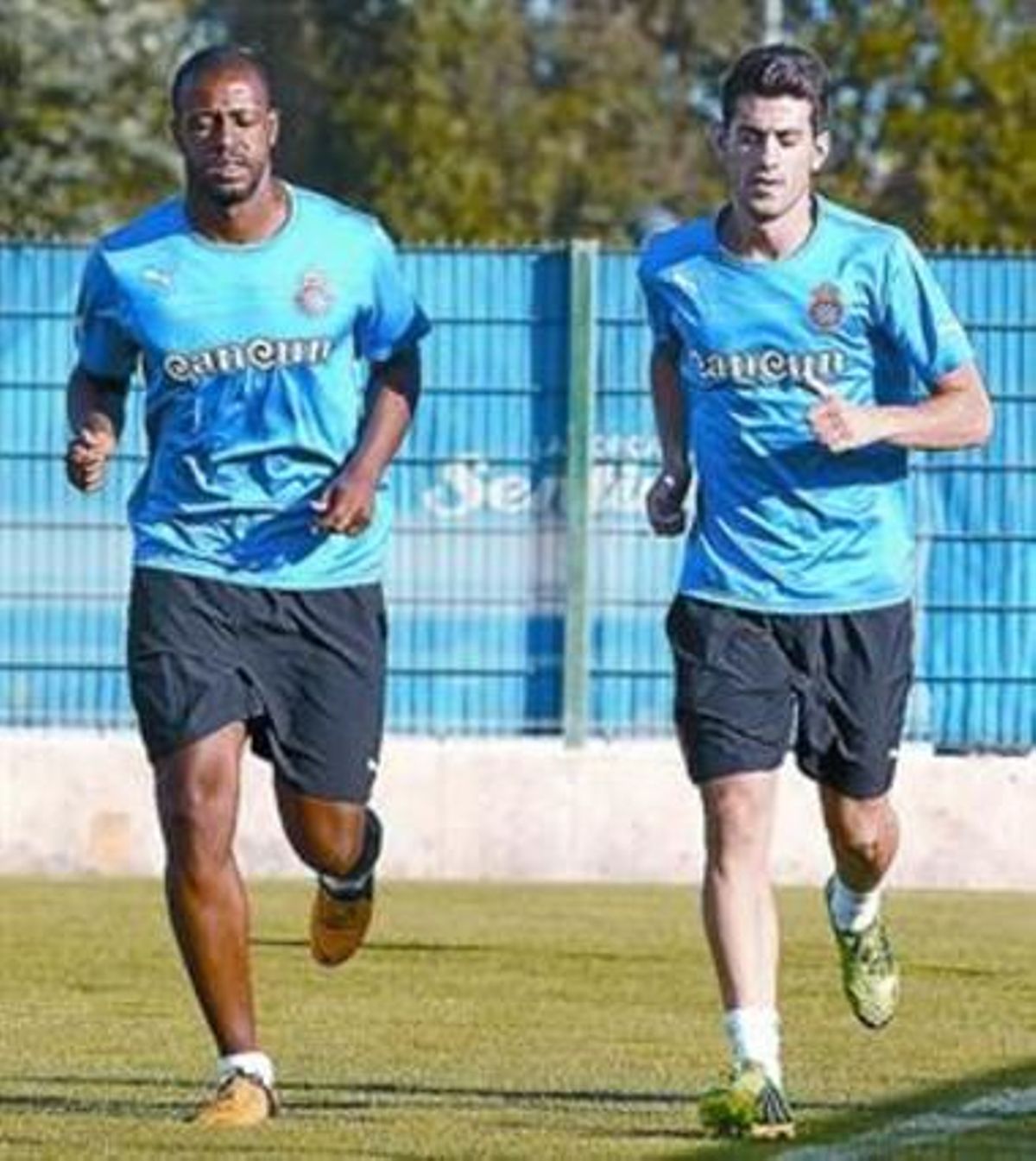 Sidnei (esquerra) i Pizzi, entrenant-se ahir a Sant Adrià. Sidnei (esquerra) i Pizzi, entrenant-se ahir a Sant Adrià.