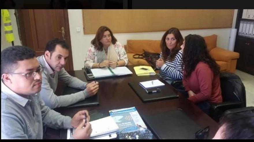 El concejal de Participación, Miguel  Díaz y la edil de Obras, Blanca Fernández, se reunieron con los técnicos para evaluar las propuestas vecinales.