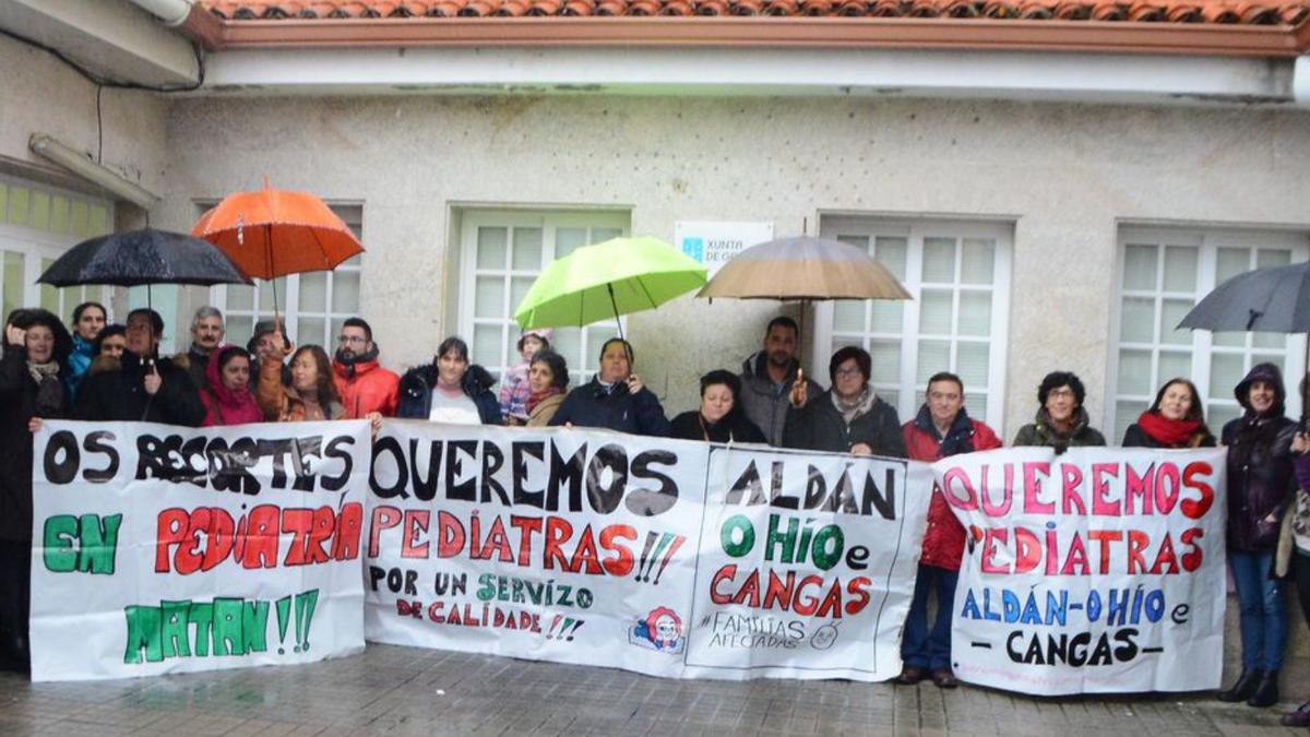 Imagen de archivo de una protesta por falta de pediatras en Aldán. |   // G.N.