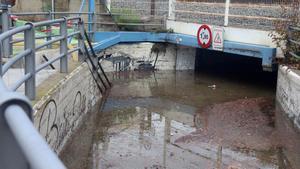 Passos subterranis inundats i un mur caigut a Torredembarra després de registrar 112 litres per metre quadrat