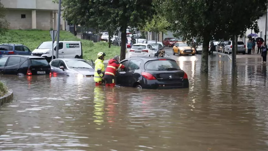 Varios vehículos quedan atrapados en una balsa de agua en Fontiñas