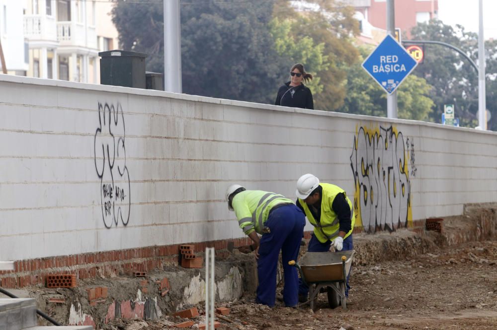 Derriban el muro de los Baños del Carmen en la calle Bolivia