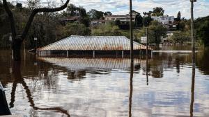 Las inundaciones en Uruguay obligan a desalojar a miles de personas de sus hogares.