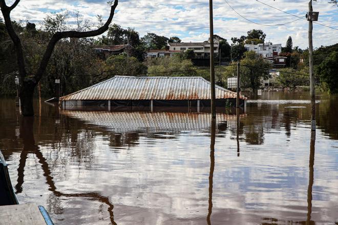 Las inundaciones en Uruguay obligan a desalojar a miles de personas de sus hogares.