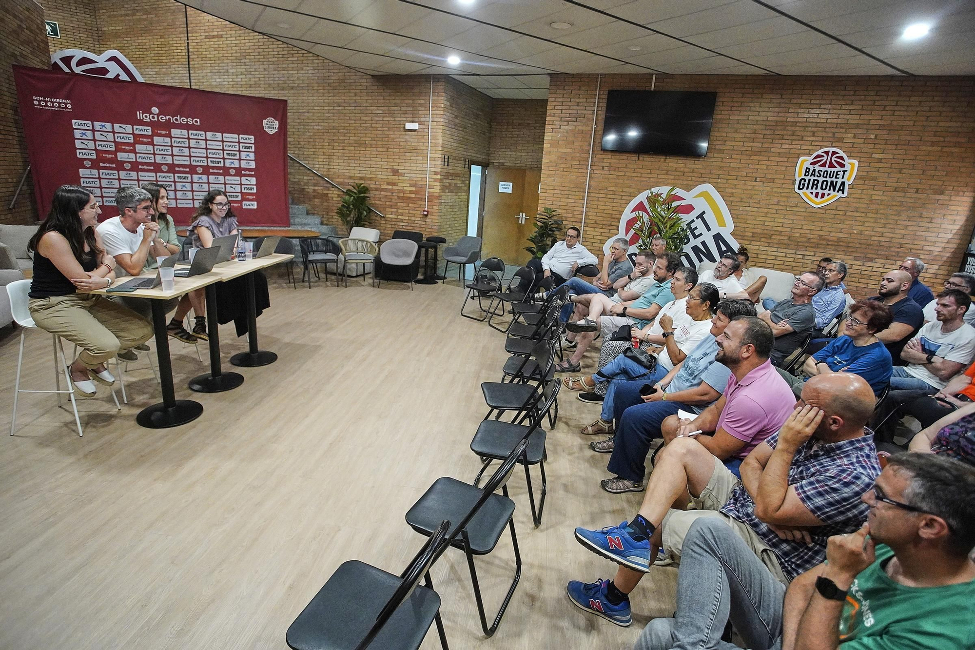 Les fotos de la sessió oberta d’atenció a l’abonat del Bàsquet Girona