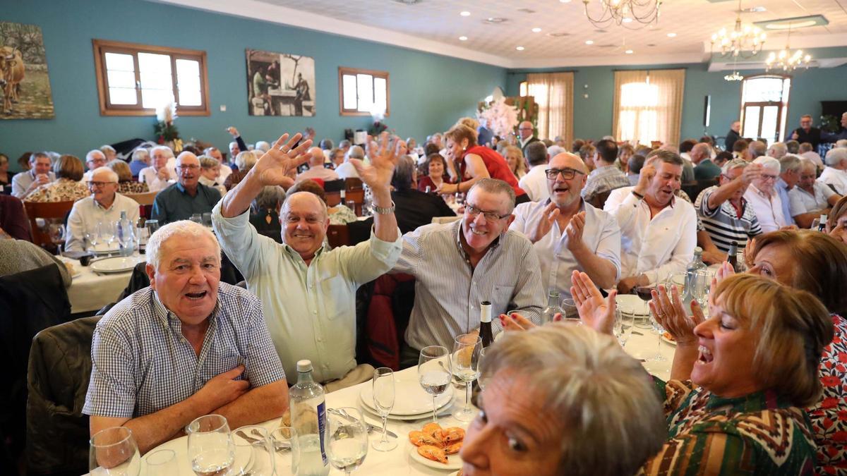 Los jubilados de A Illa en el transcurso del almuerzo.