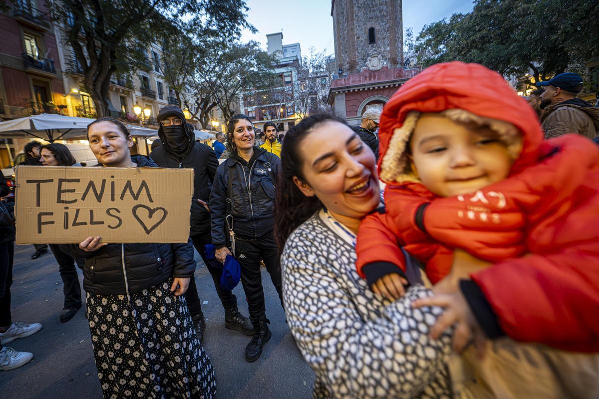 Protesta de la comunidad gitano-rumana de Vallcarca ante la sede del distrito de Gràcia