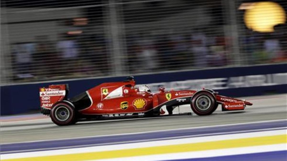 El piloto Sebastian Vettel, ganador del GP de Singapur, durante la carrera, este domingo.