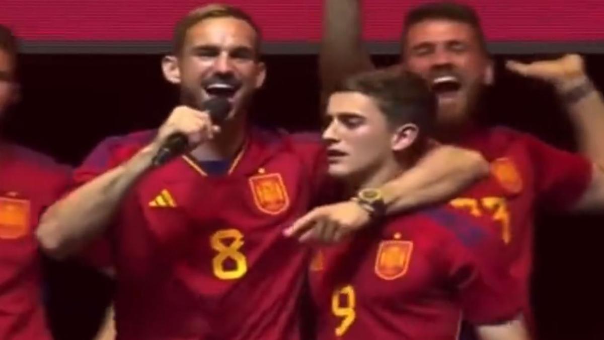 Gavi junto a Fabián en la celebración de la Nations League