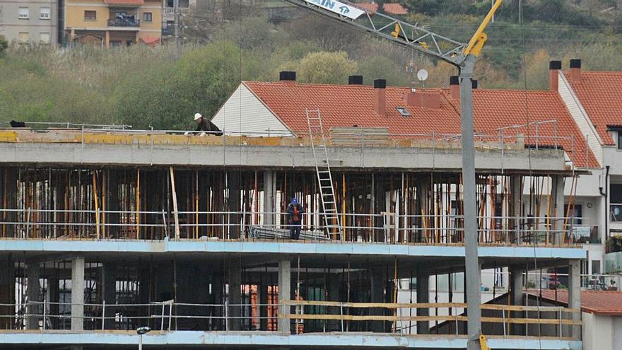 Trabajadores de la construcción, el sector menos afectado por la crisis, ayer en Moaña. |   // G.N.