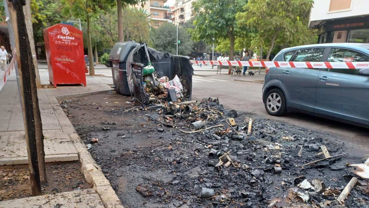 El fuego arrasó los cinco contenedores ubicados junto a la pared de s’Escorxador.