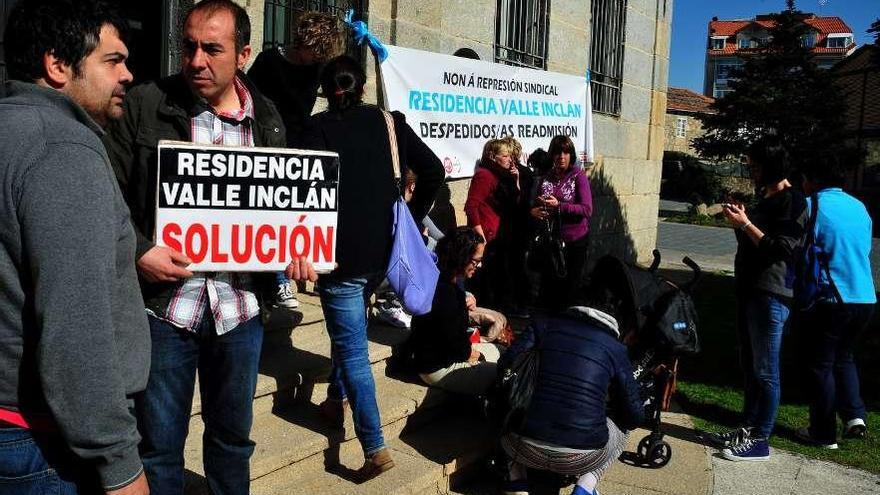 Concentración de extrabajadores de la Residencia Valle-Inclán en el Concello de Vilanova.  // Iñaki Abella