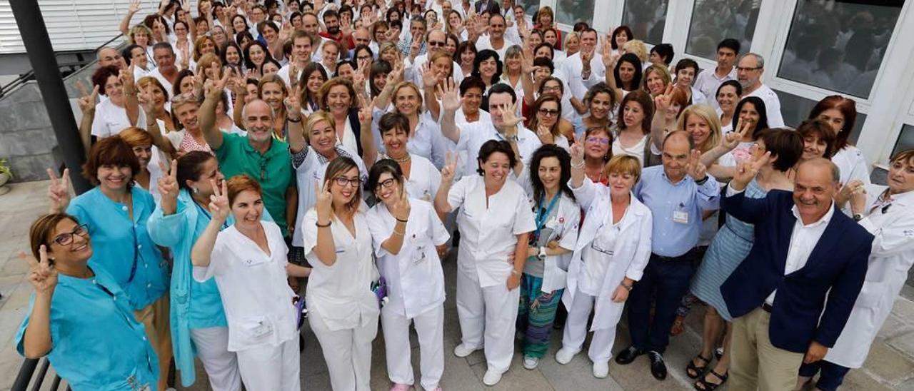 Foto de familia del personal de Cabueñes, ayer, en el exterior del hospital.