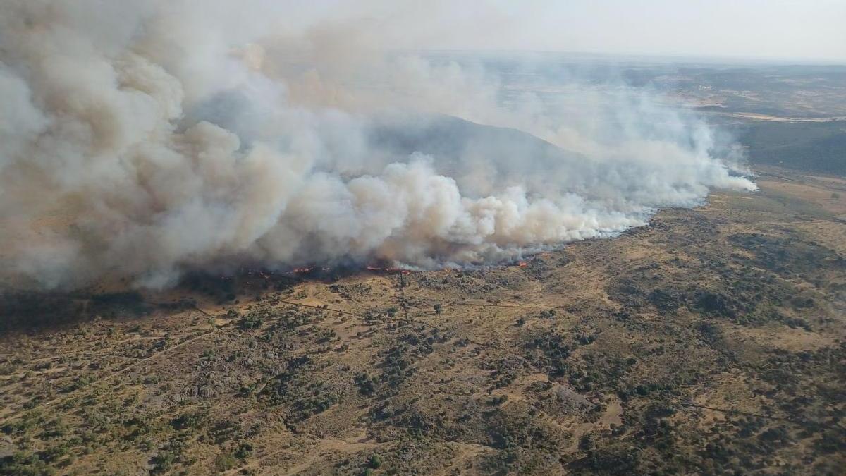 Imagen aérea del incendio en el término municipal de Alburquerque.