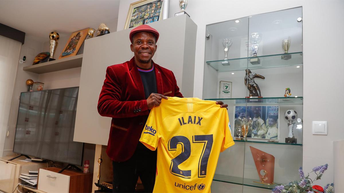 Mamady, en el salón de su casa con la camiseta que su hijo llevó el día de su primer gol