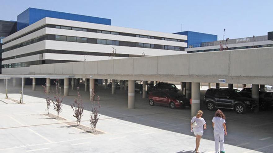 Aparcamiento del nuevo hospital, el día de su apertura.