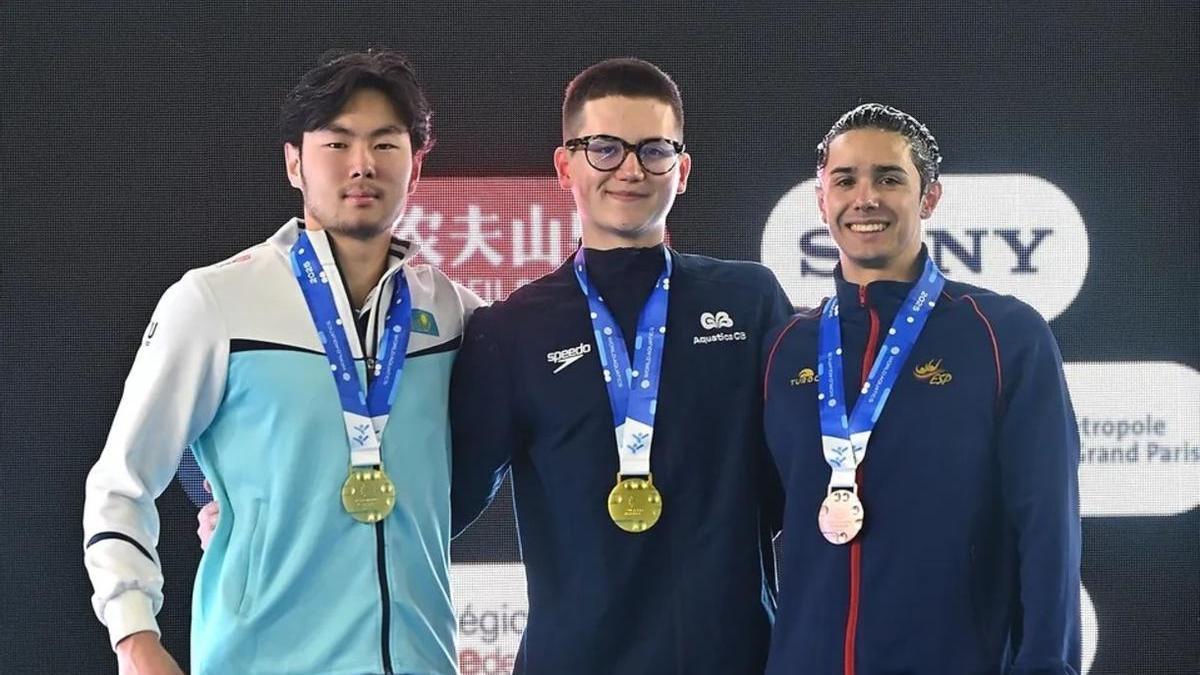 Jordi Cáceres, a la derecha, en el podio con su bronce en la Copa del Mundo de París