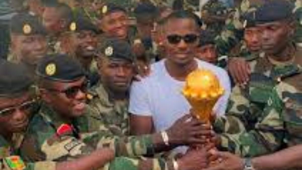 Pape Thiaw con la Copa África en una base militar