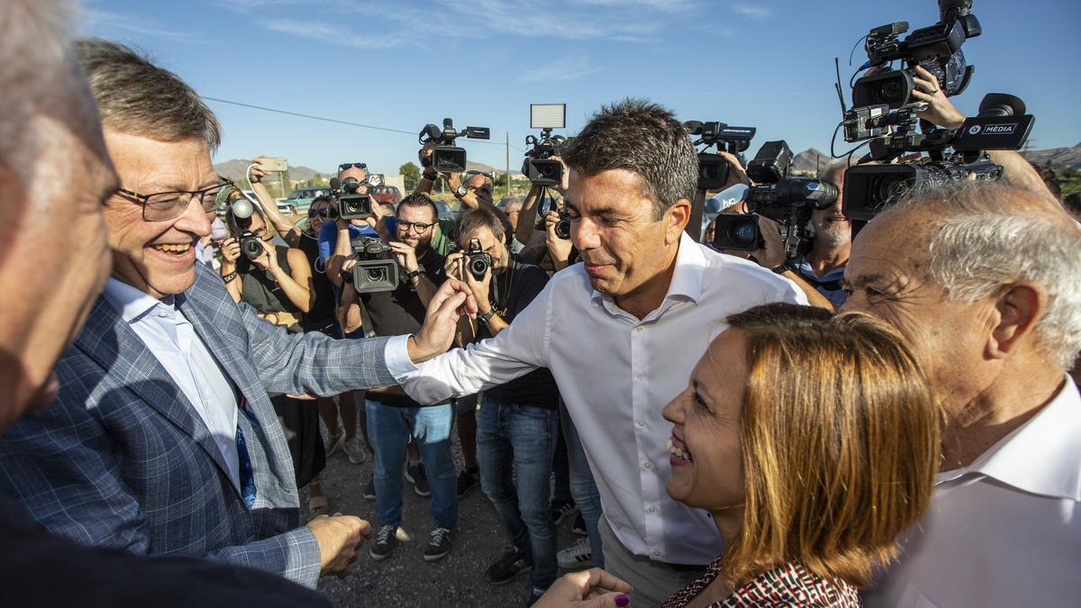 Ximo Puig y Carlos Mazón en el acto del corte del primer racimo de uva del Vinalopó.