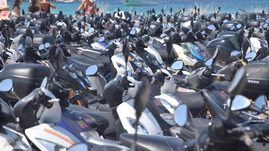 Motos abarrotan la entrada a una playa de Formentera.