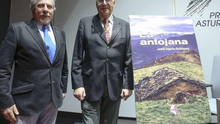 El editor Luis Felipe Díaz Galeano, a la izquierda, y el escritor José María Ruilópez.