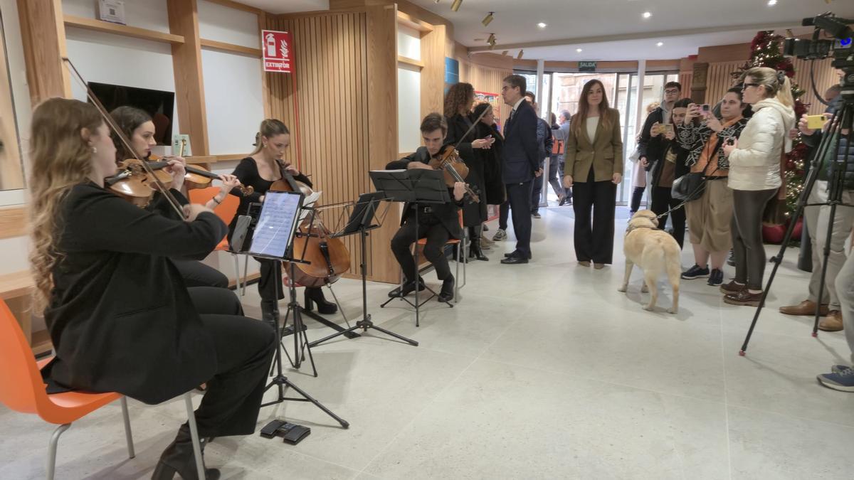 La Orquesta de Jóvenes y el Orfeón Fernández Caballero amenizaron con música la reapertura.