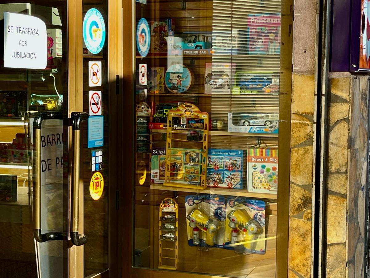 Varios estantes que se pueden ver desde el escaparate de la Papelería Ruiz