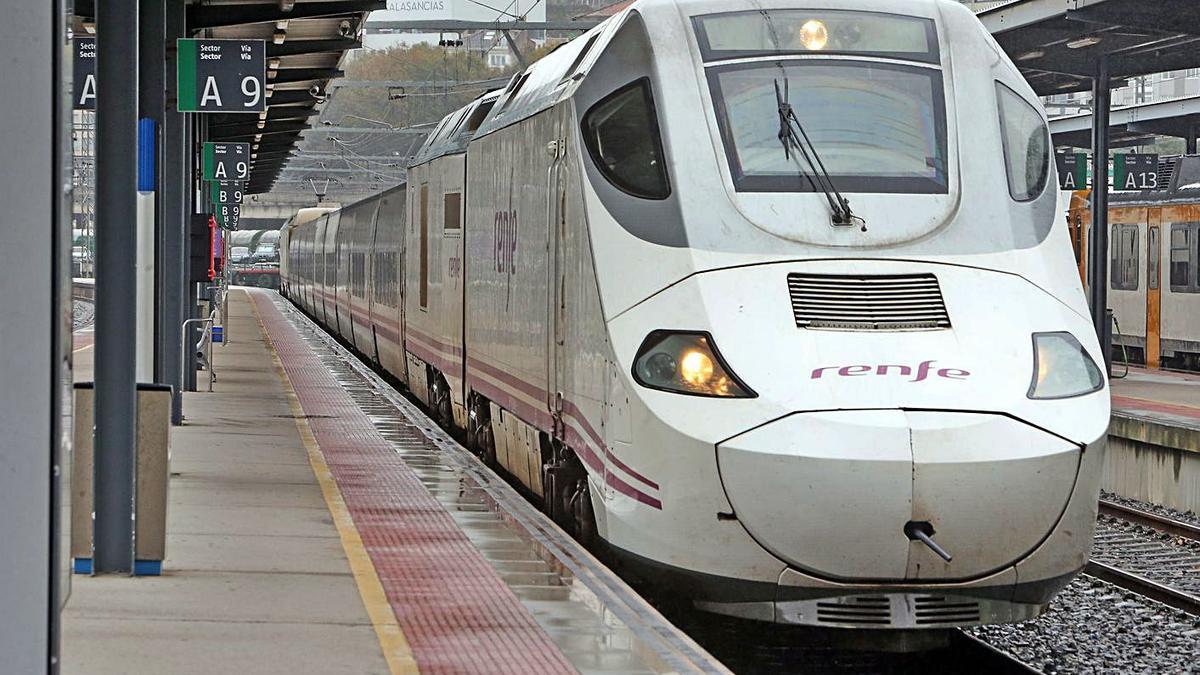 Un tren llega a la estación de Vigo Guixar el año pasado, tras la última reducción de tiempos.   | // M. G. BREA