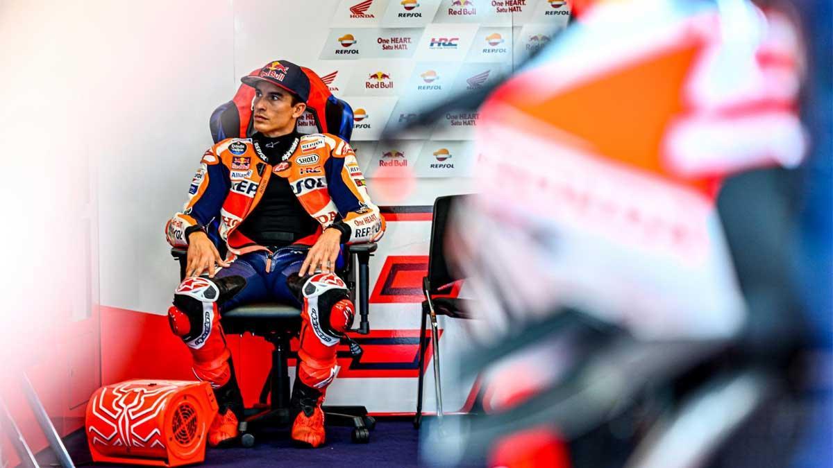 Márquez, con gesto serio, en el box del Repsol Honda