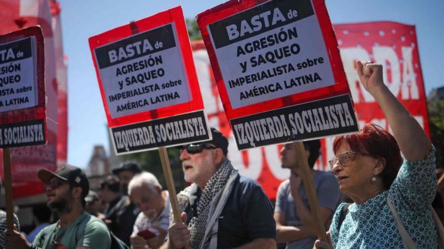Protestes de partits d’esquerra contra  els atacs, ahir davant l’ambaixada dels EUA a Buenos Aires. | TOMÁS CUESTA / AFP