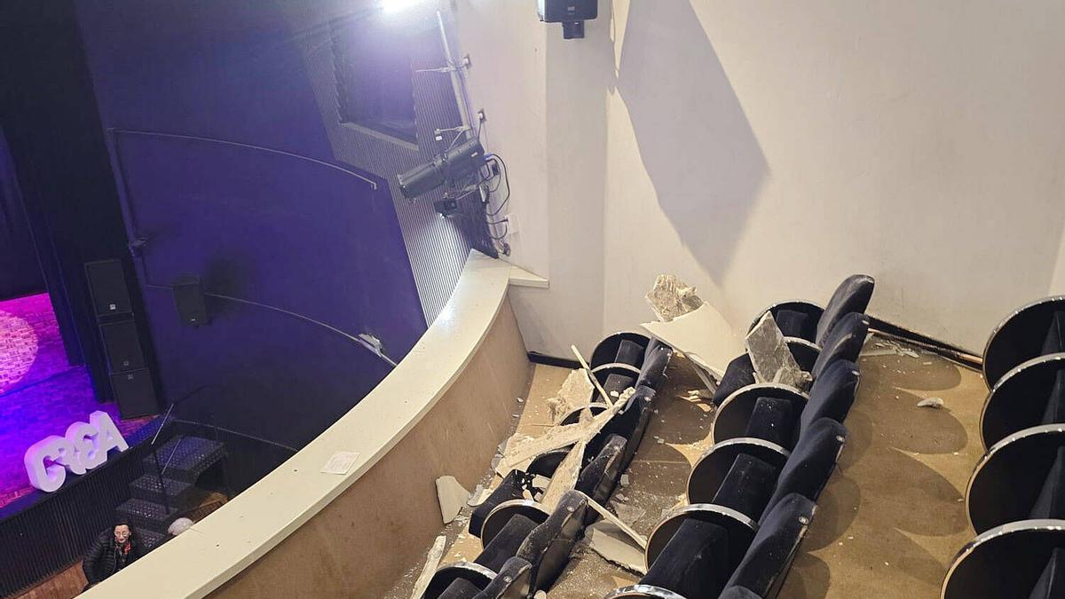 Cae parte del falso techo del Teatro Principal de Pontevedra en plena actuación