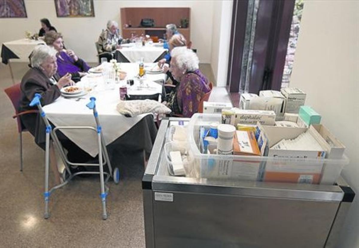 Ancianos almuerzan en una residencia para la tercera edad en Barcelona, en el 2013.