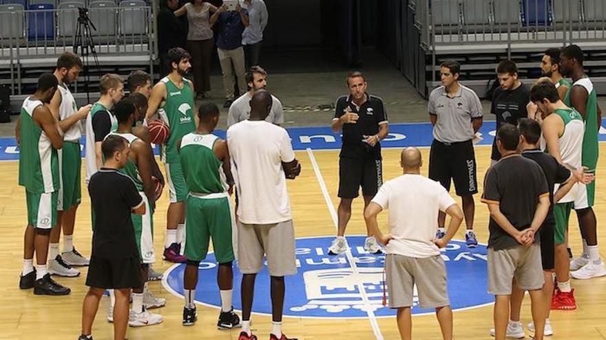 Los jugadores del Unicaja rodean a Joan Plaza antes de un entrenamiento del equipo en el Martín Carpena, que hoy acoge el primer partido de Eurocup en su historia.