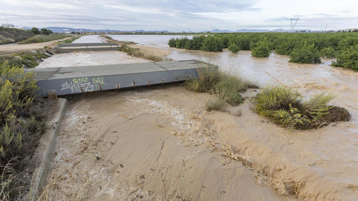Cauce de la rambla del Albujón desbordada a su paso junto a la autpista A-7 el sábado pasado en Los Alcázares