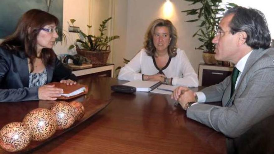 Chelo Escrivá, Ana Kringe y Arturo Torró, ayer, en el despacho de la alcaldesa de Dénia.